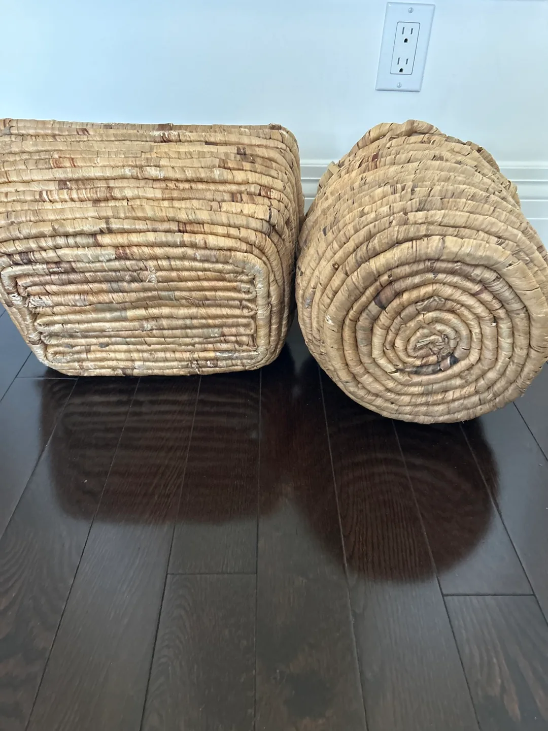 Set of Two Woven Seagrass Baskets image indicator(3)