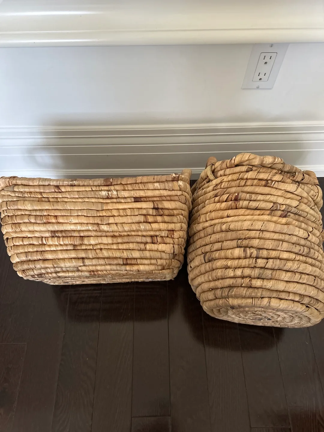 Set of Two Woven Seagrass Baskets image indicator(2)