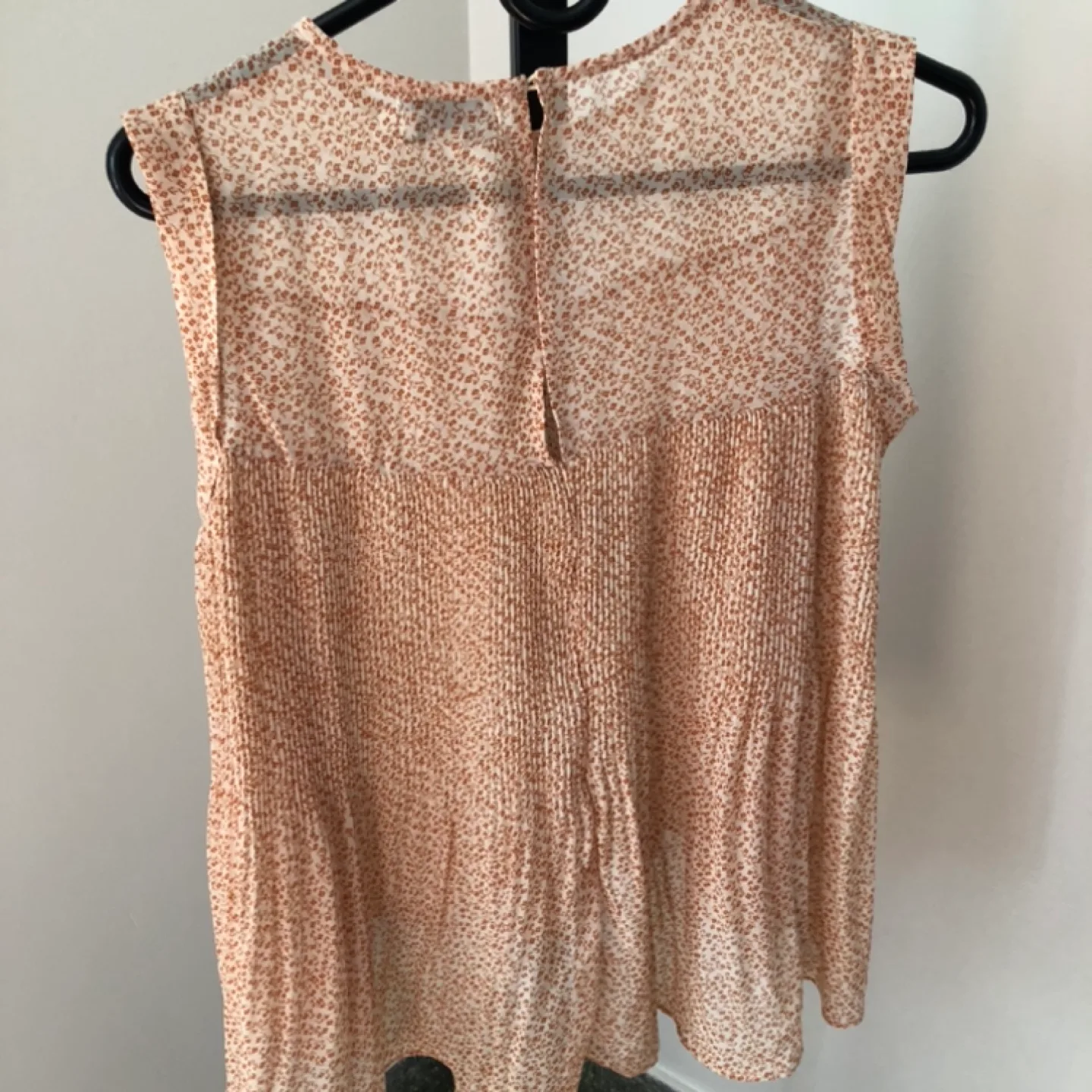 Molly Bracken Pleated Floral Blouse, Size Small image indicator(4)