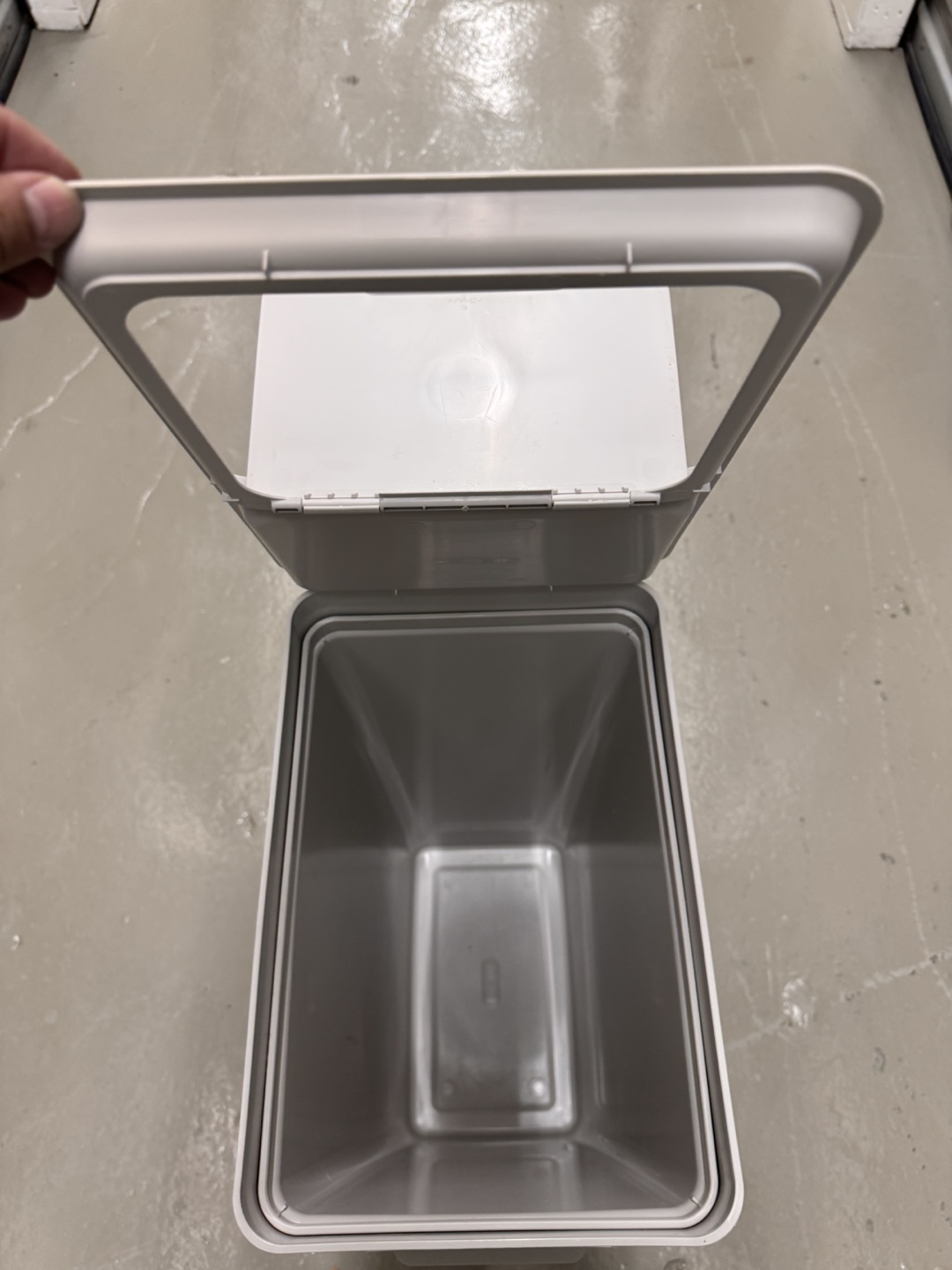 Grey Plastic Step Trash Can - photo 2