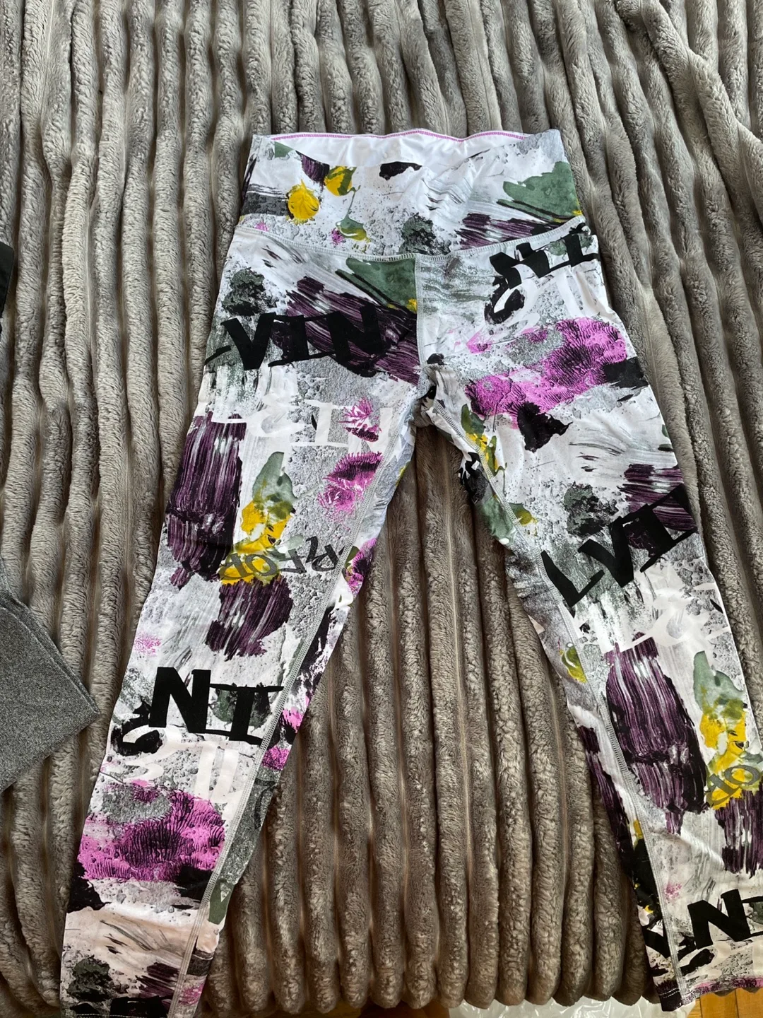 Bundle of Yoga tummy control butt lifting leggings size small image indicator(6)