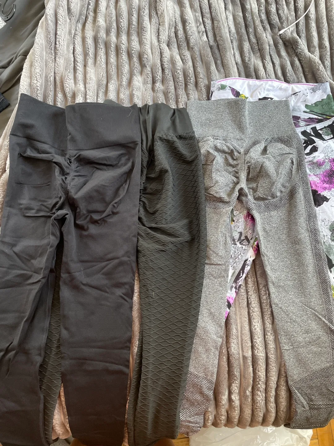 Bundle of Yoga tummy control butt lifting leggings size small image indicator(8)