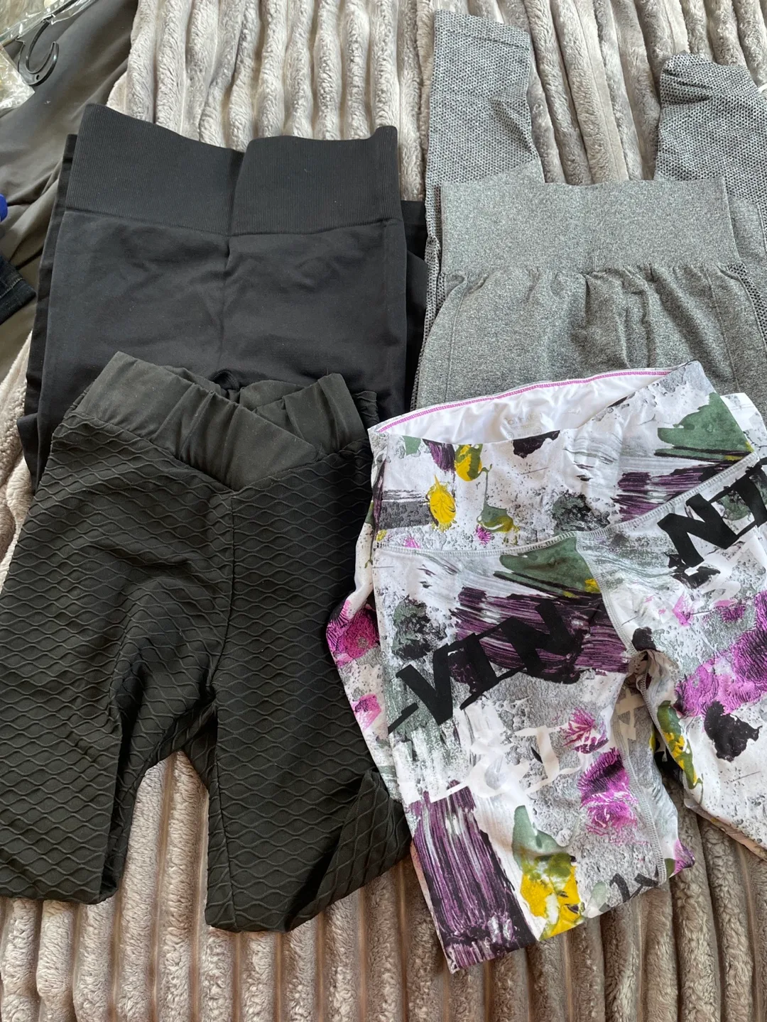 Bundle of Yoga tummy control butt lifting leggings size small image indicator(9)