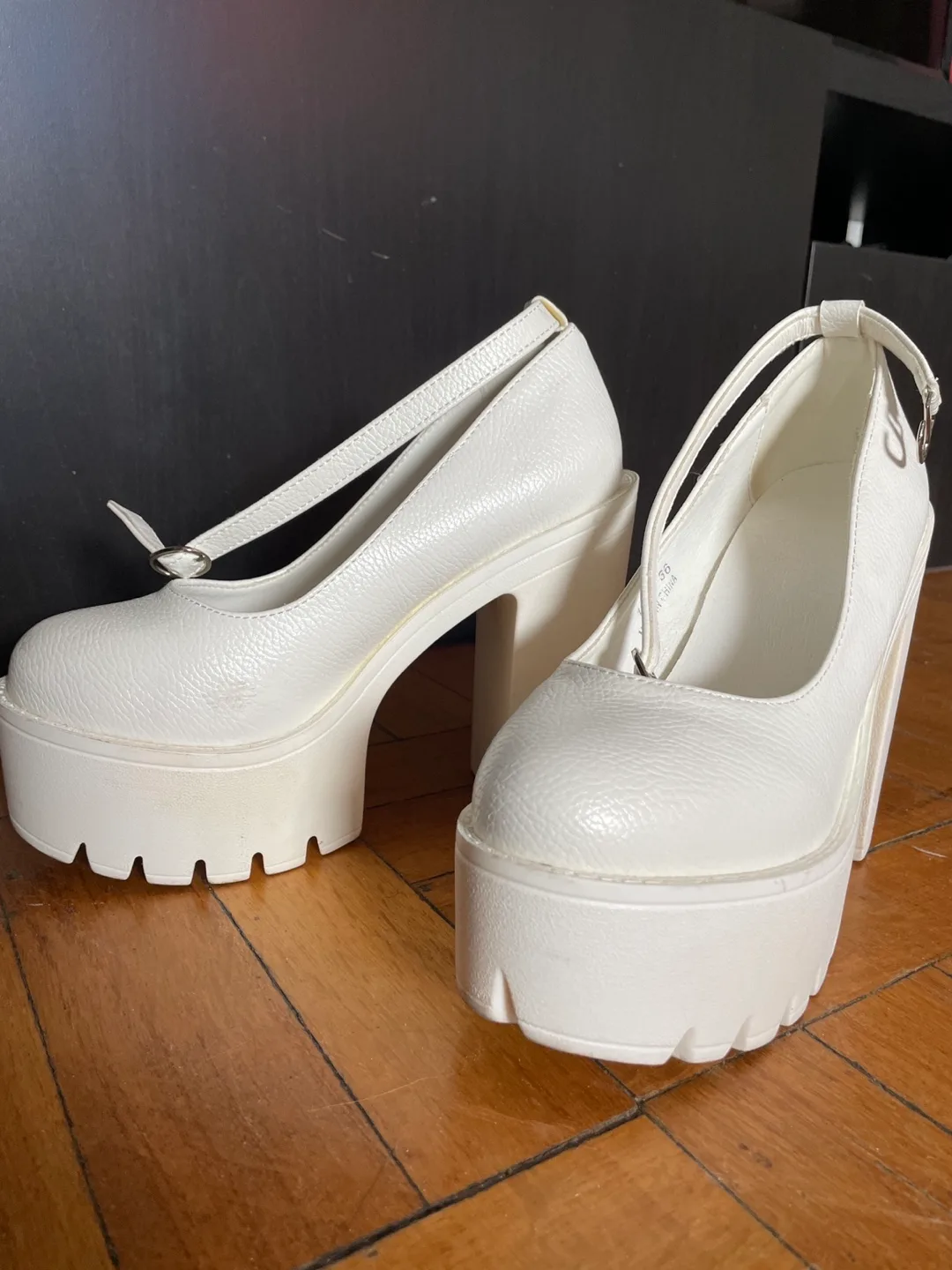 MDE high perform white heels . image indicator(4)