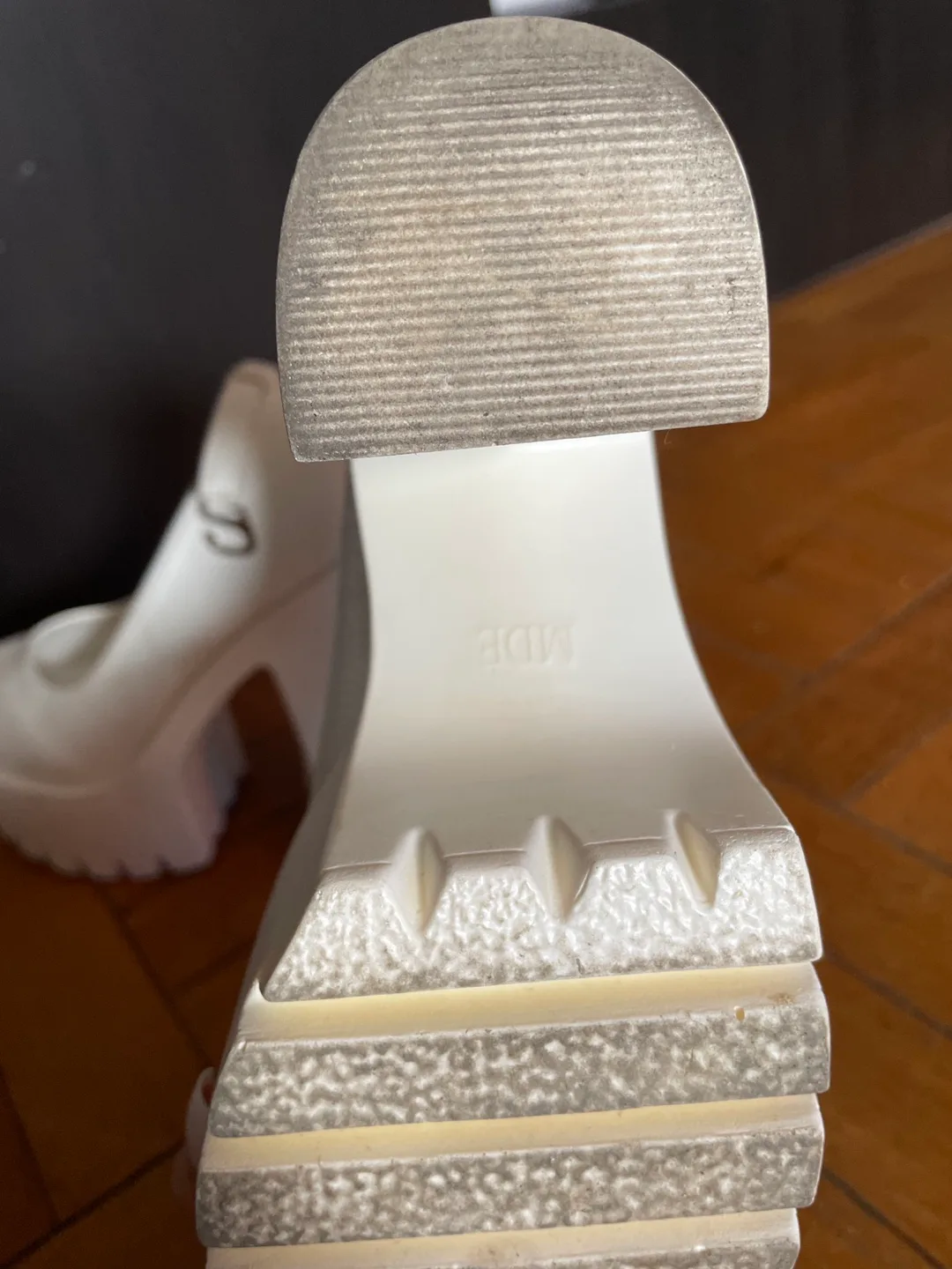 MDE high perform white heels . image indicator(5)