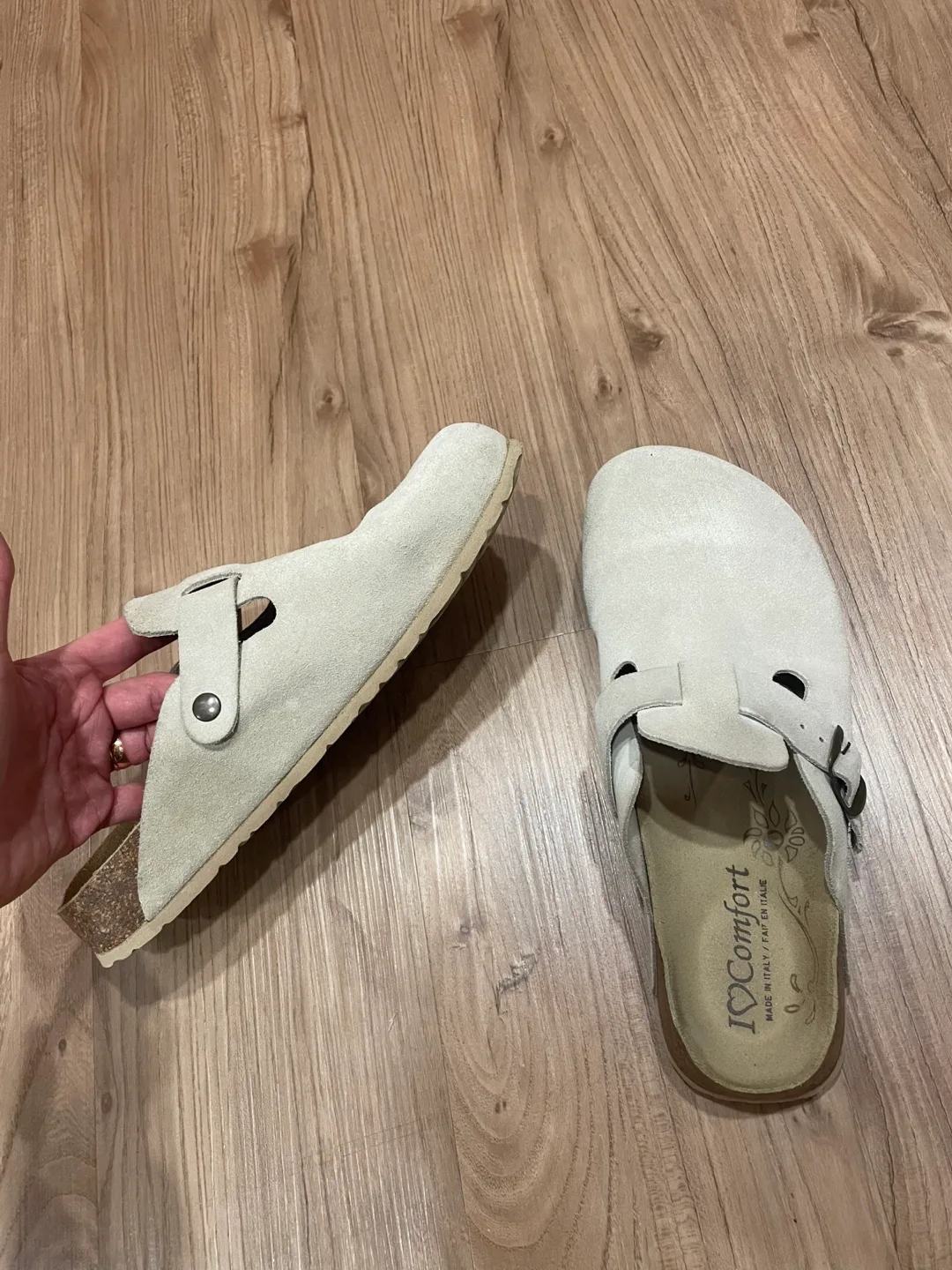 IC Comfort Women's Beige Suede Clogs Size 9B image indicator(5)