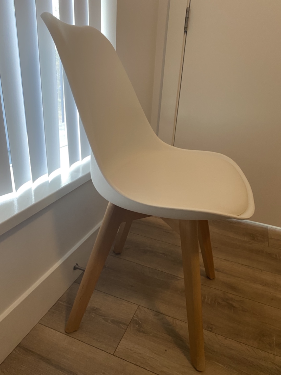 White Plastic Dining Chair with Wooden Legs - photo 2