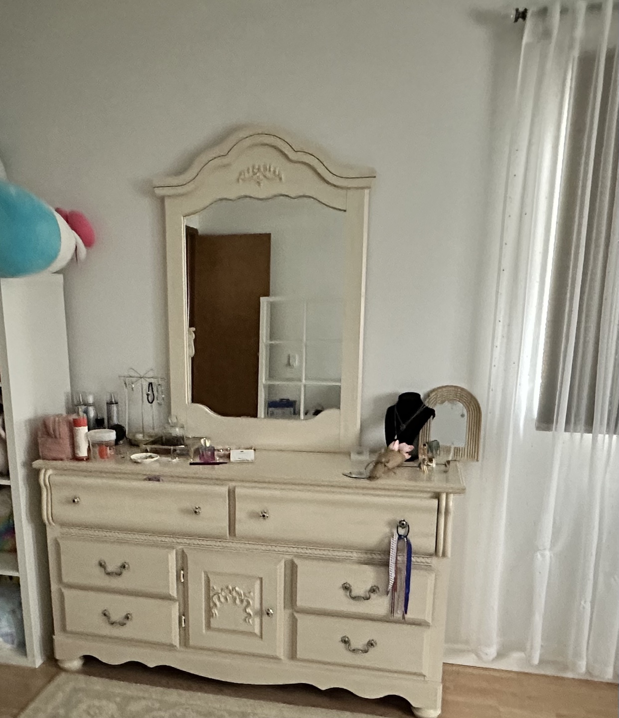 Elegant Vanity Set with Mirror