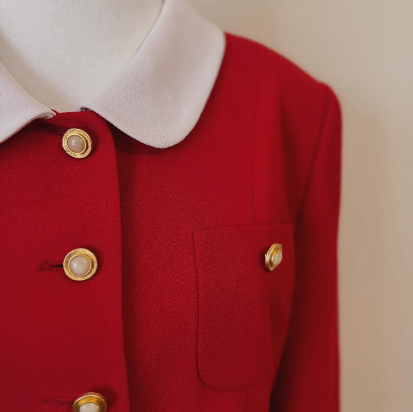 Vintage Red Pearl Button Blazer with White Collar image indicator(4)