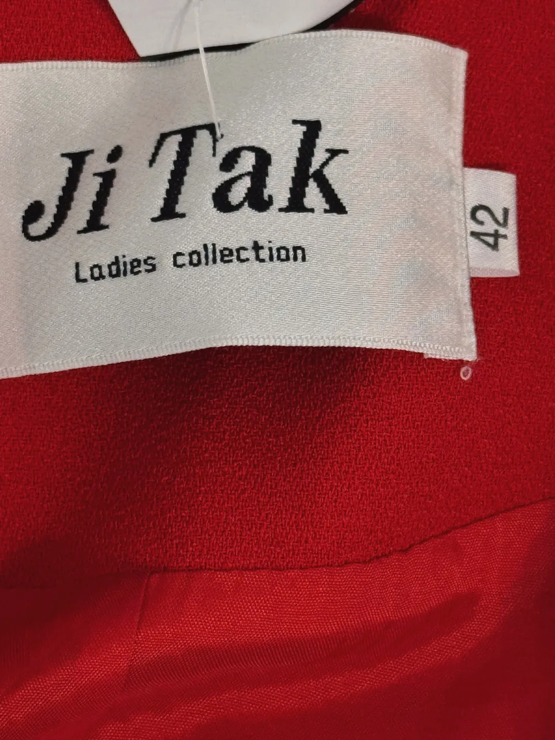 Vintage Red Pearl Button Blazer with White Collar image indicator(6)