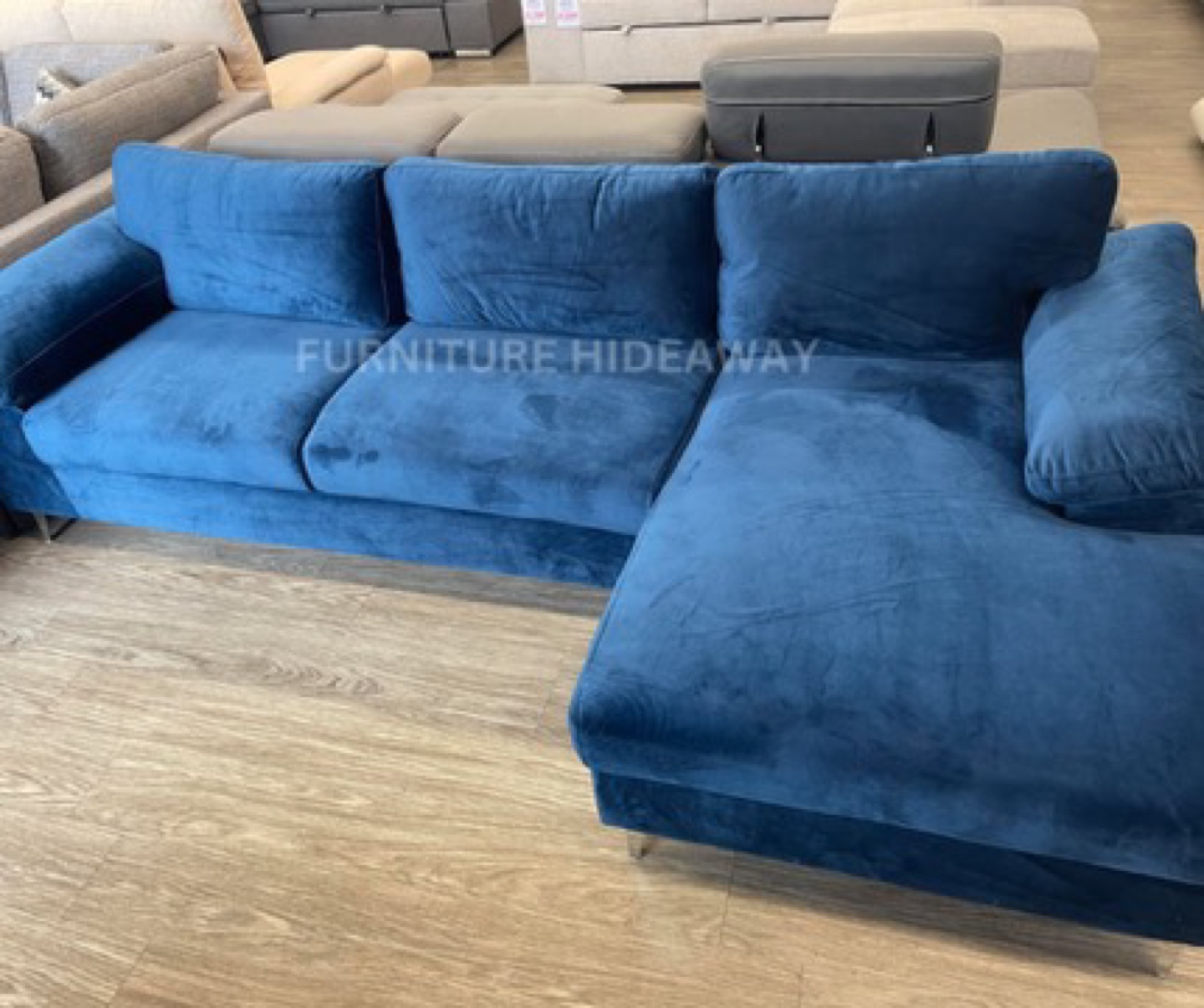 🚨NEW COUCH ALERT🚨 BNIB- SECTIONAL SOFA 🔥 - photo 2
