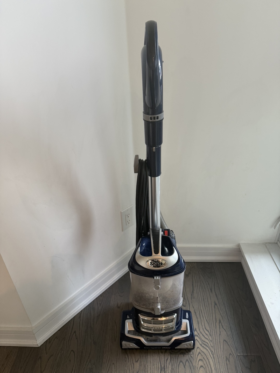 Shark Navigator Lift-Away Vacuum - photo 3