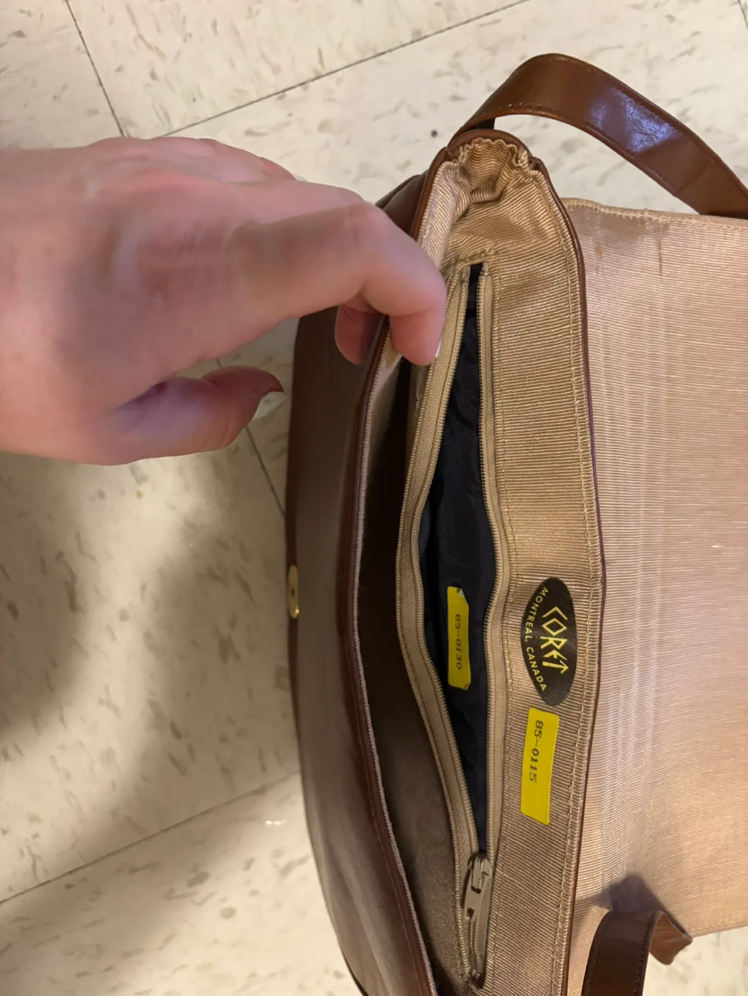 Armstrong and Company Leather Shoulder Bag image indicator(2)