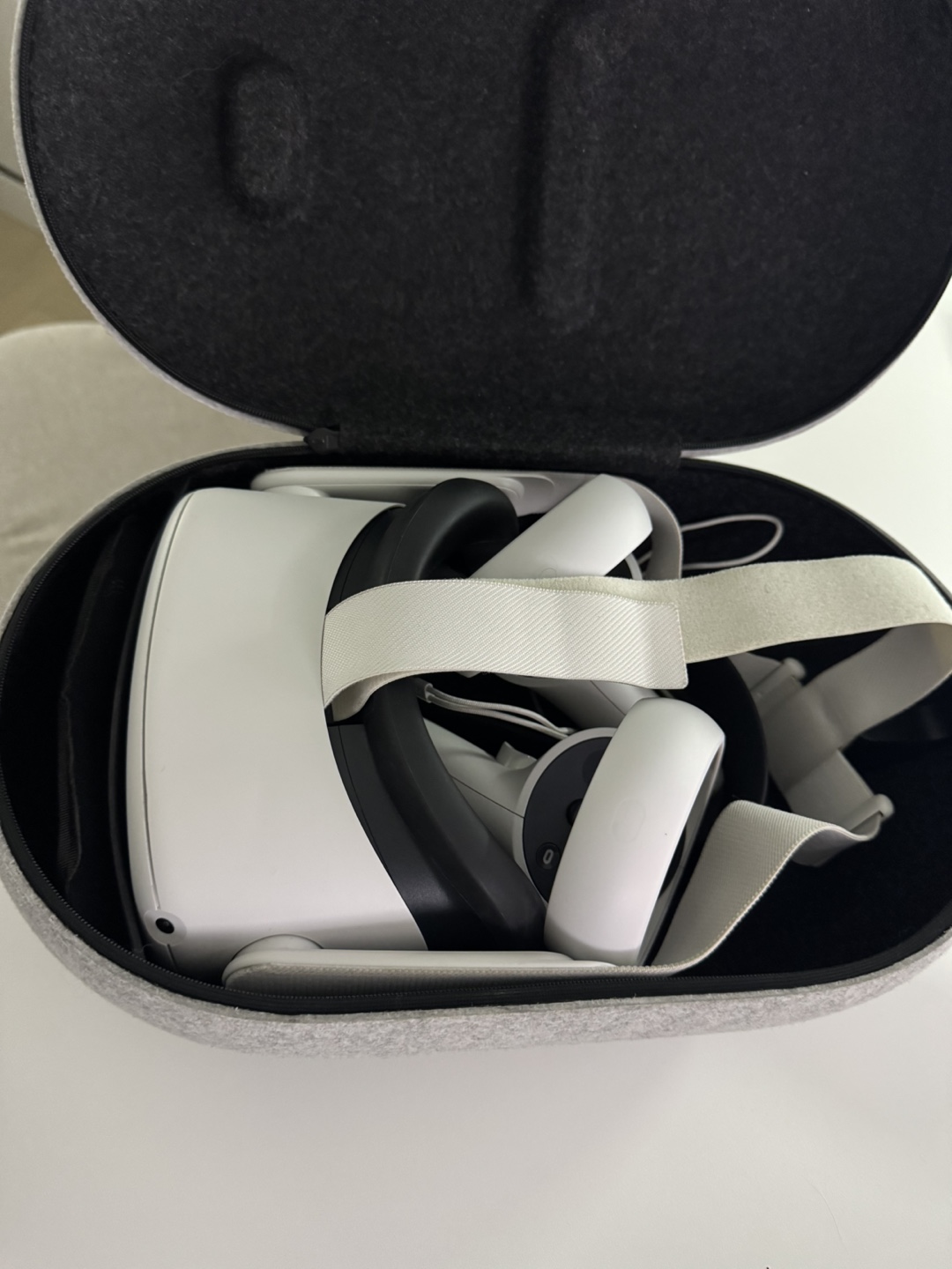 Meta Quest 2 VR Headset + Carrying Case - photo 2