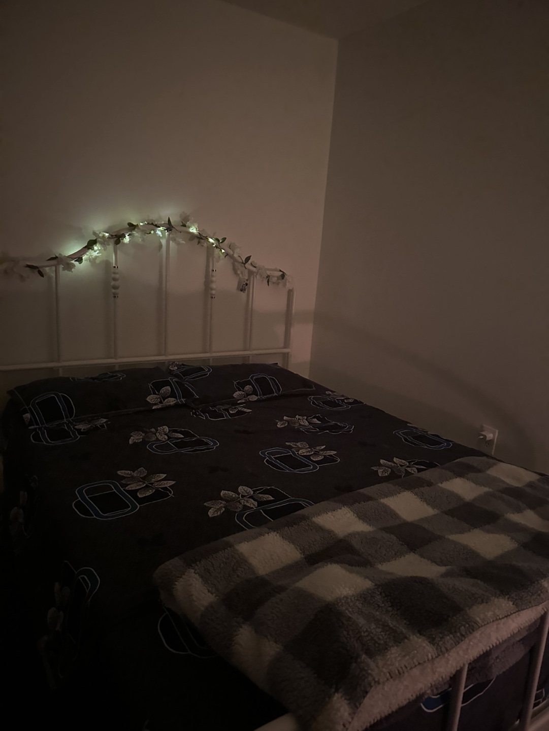 White Metal queen size Frame with mattress - photo 4