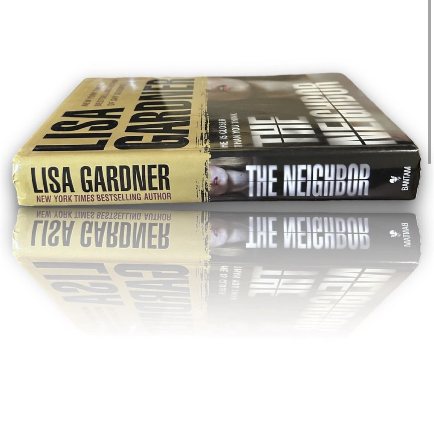 Lisa Gardner - The Neighbor - Hardcover Book - photo 2
