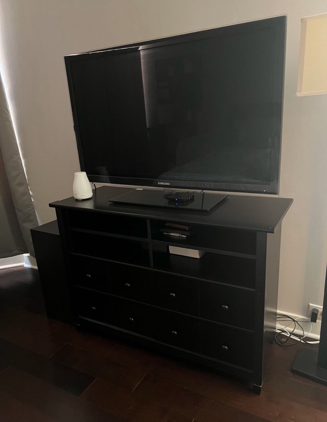 MOVING SALE 2 for 1: Samsung TV & stand/dresser