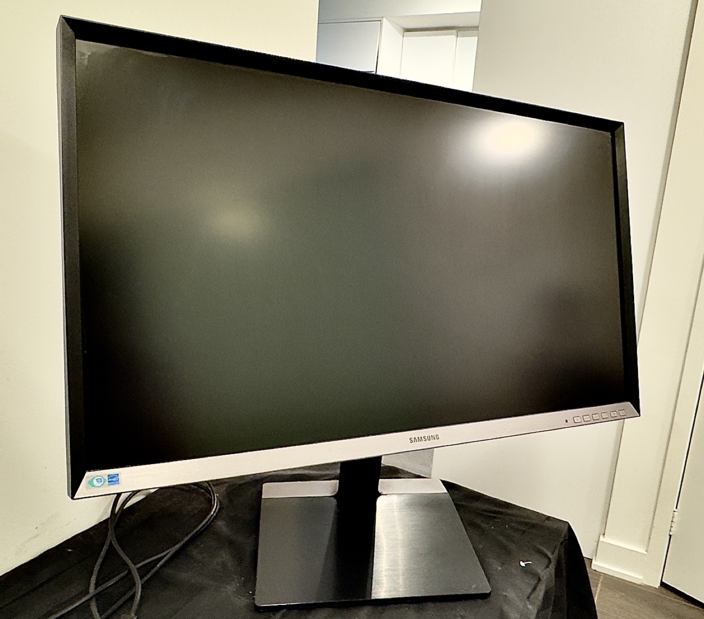 2 Samsung 32-inch LED & 1 Lenovo Thinkvision 24-inch Monitor - photo 3