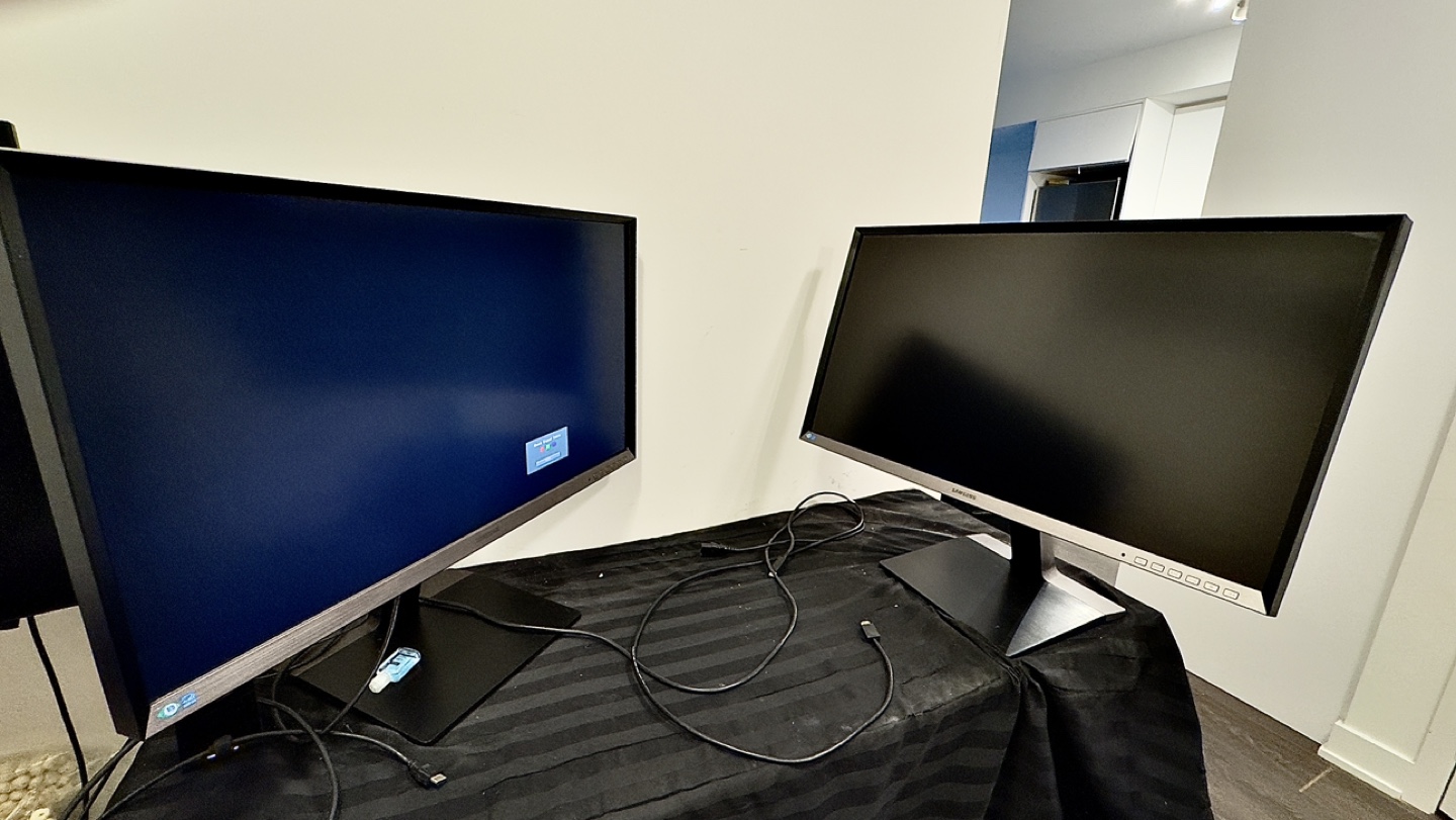 2 Samsung 32-inch LED & 1 Lenovo Thinkvision 24-inch Monitor - photo 2