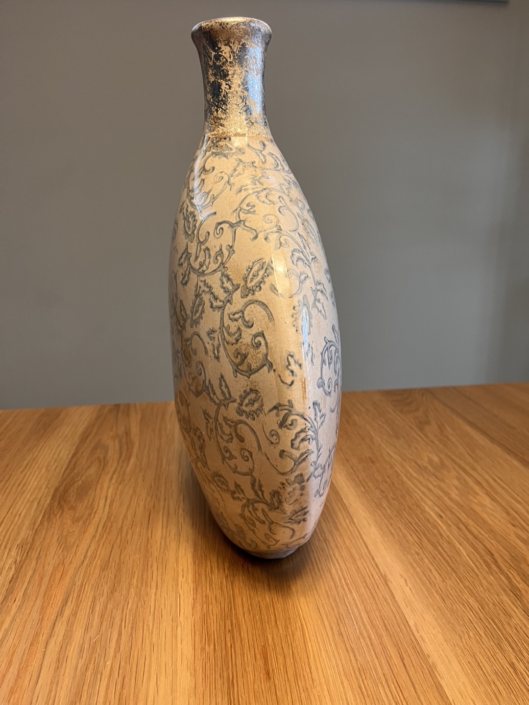 Elegant Ceramic Vase with Floral Pattern - photo 2