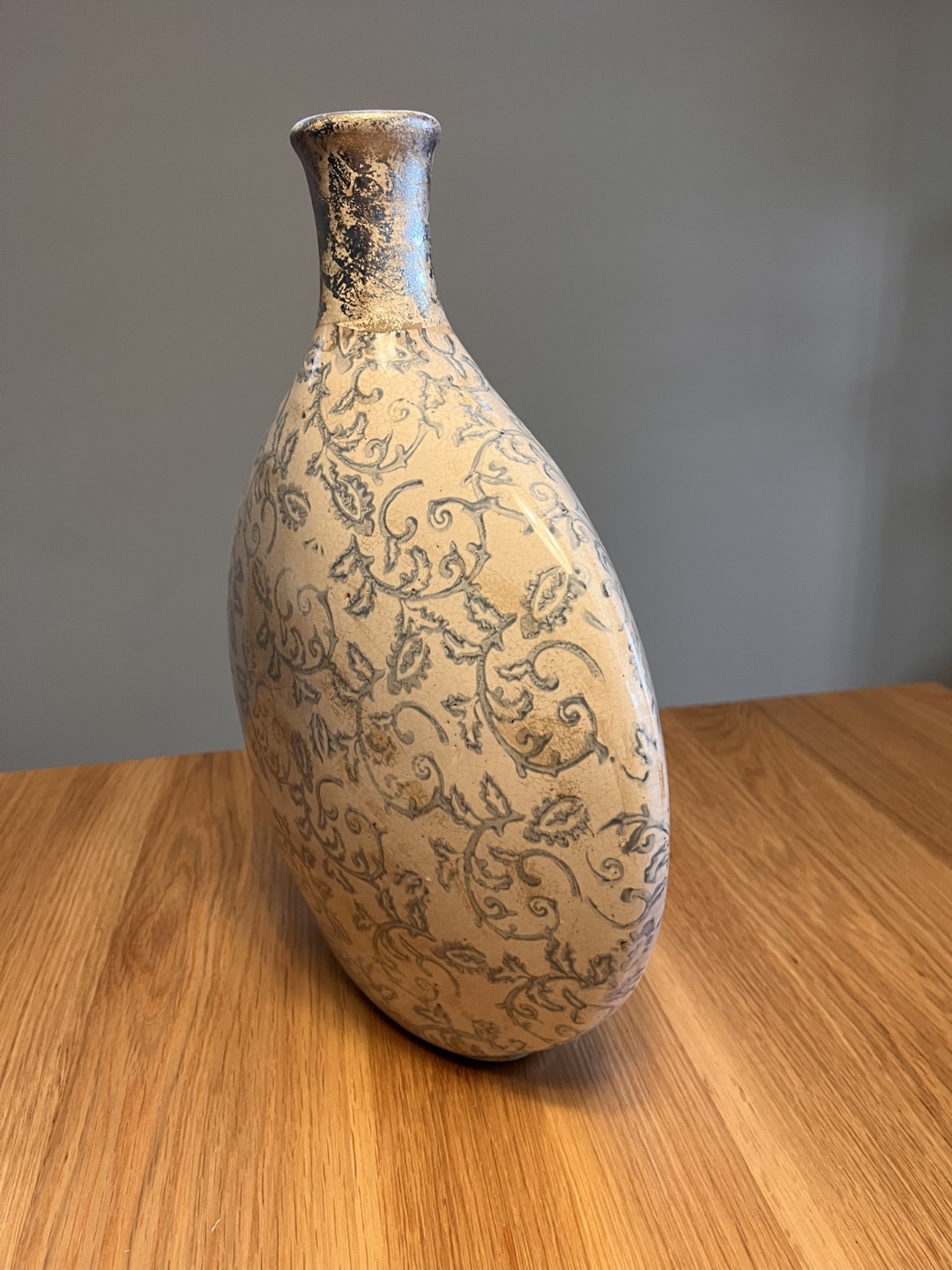 Elegant Ceramic Vase with Floral Pattern - photo 3