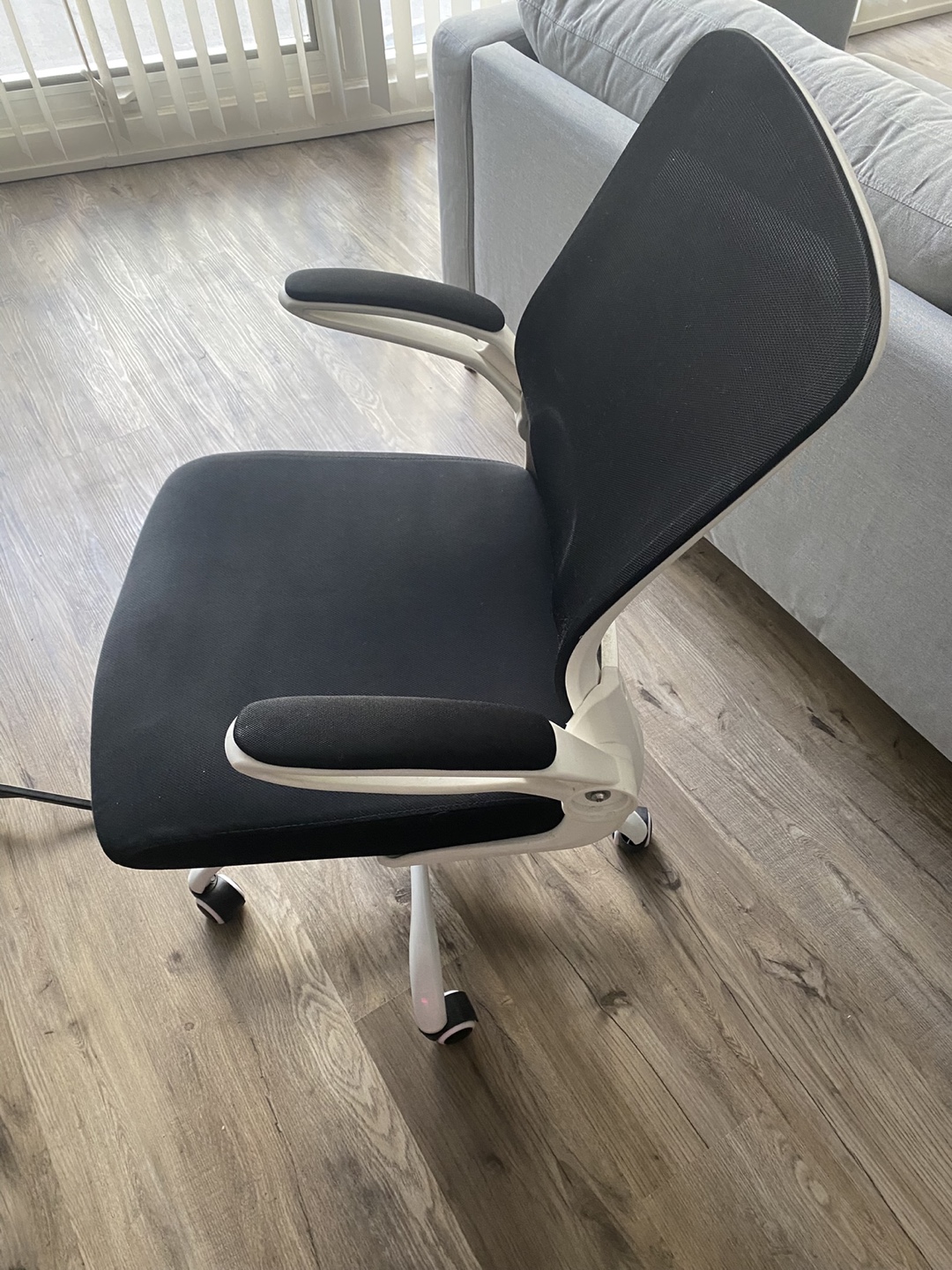 Black Mesh Office Chair with White Base - photo 2
