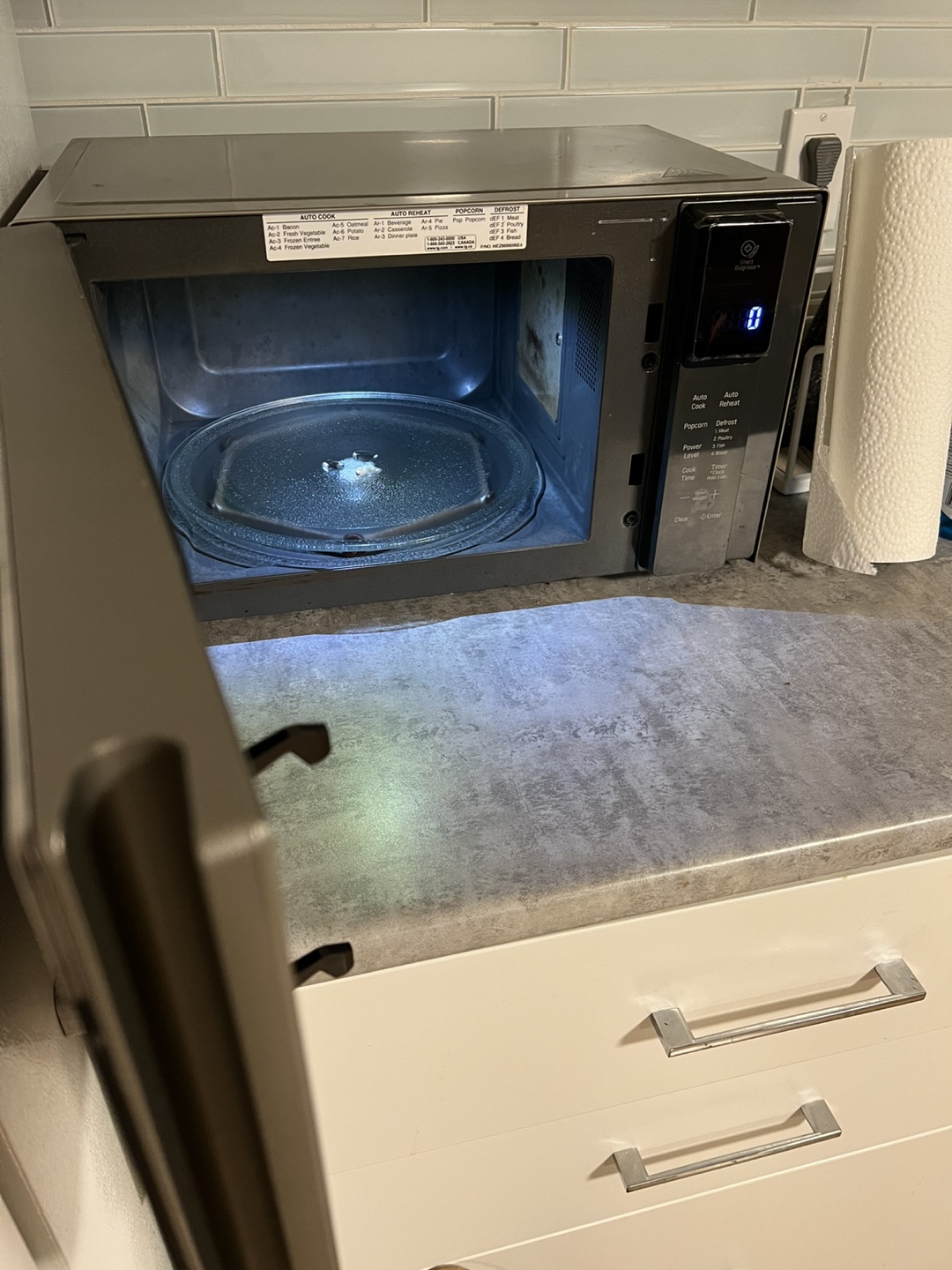 LG NeoChef Countertop Microwave - 0.9 cu. ft. - photo 4