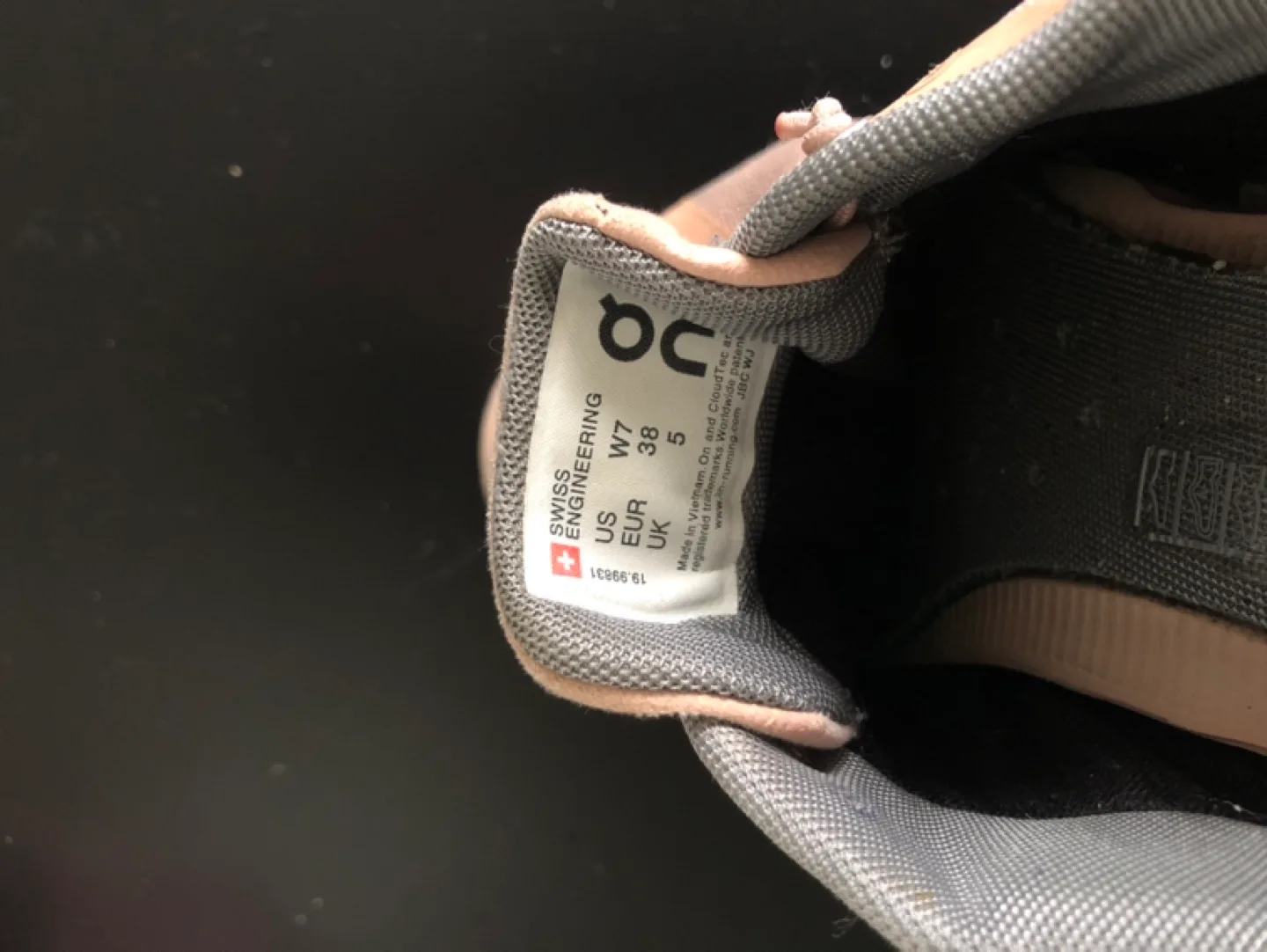 On Cloud Women's Running Shoes - Size US 7 image indicator(2)