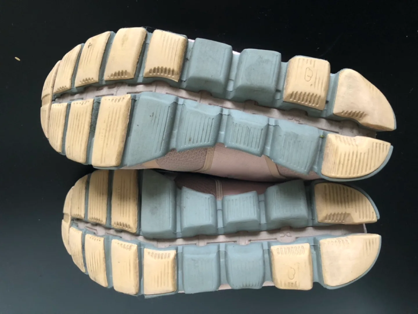 On Cloud Women's Running Shoes - Size US 7 image indicator(3)