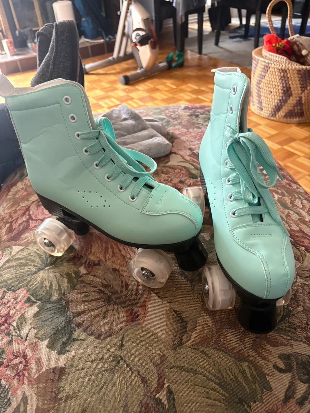 Women’s Sea foam GreenRoller Skates thumbnail