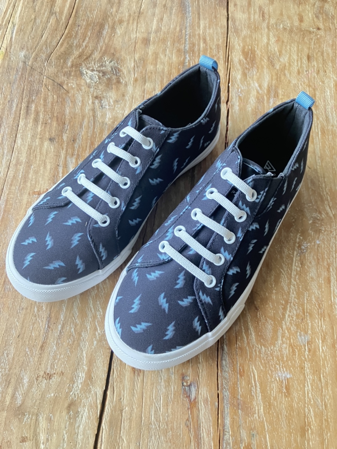 Rip Zone Boy's Size 4 Lightning Bolt Sneakers