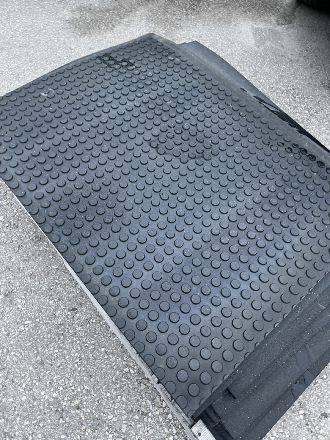 Rubber flooring mats 15 pieces 4 feet by 3 feet 3/4 thick - photo 2