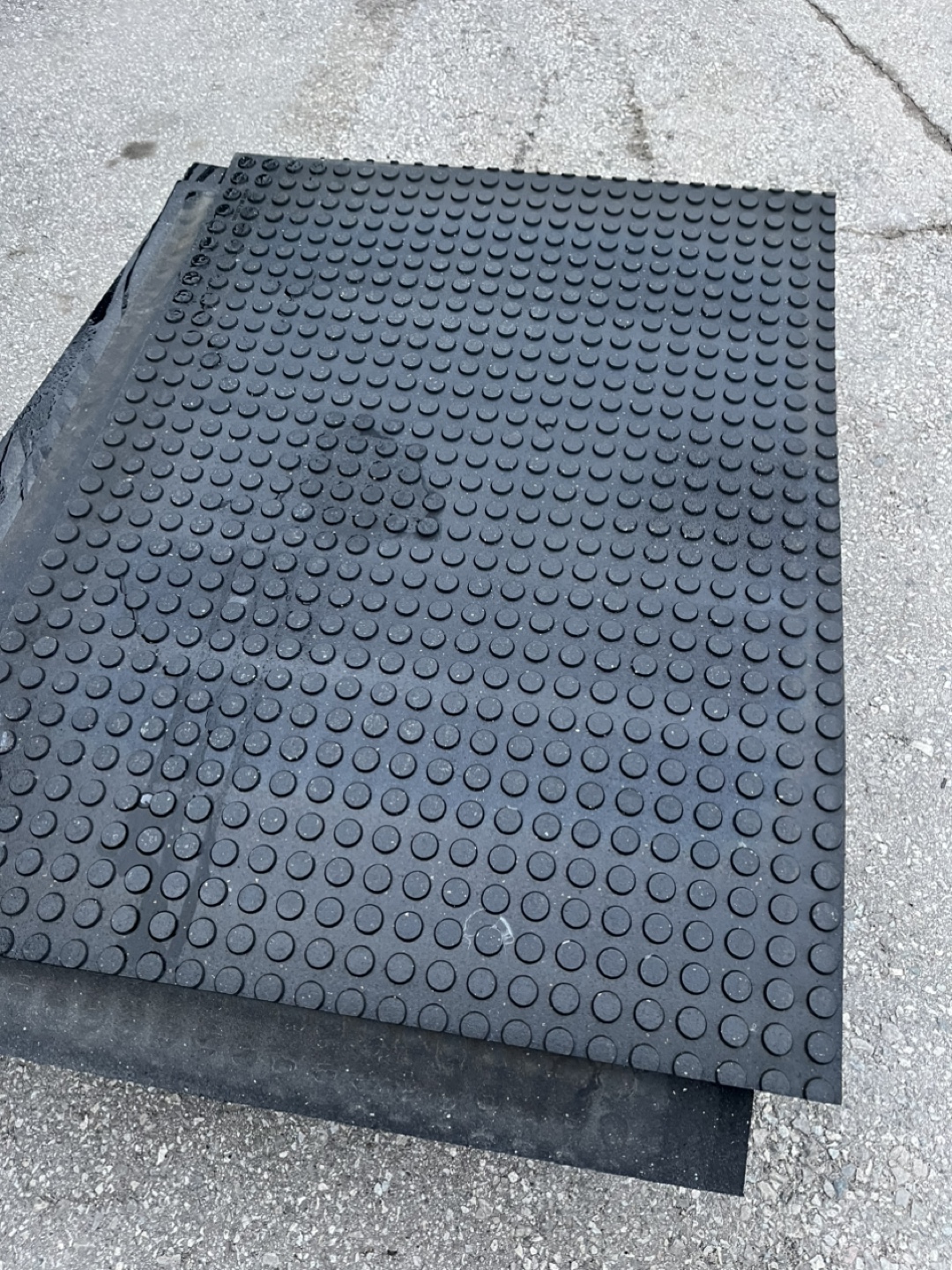 Rubber flooring mats 15 pieces 4 feet by 3 feet 3/4 thick - photo 3