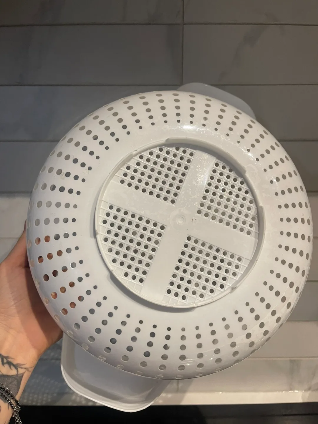 White Plastic Colander with Handles image indicator(3)