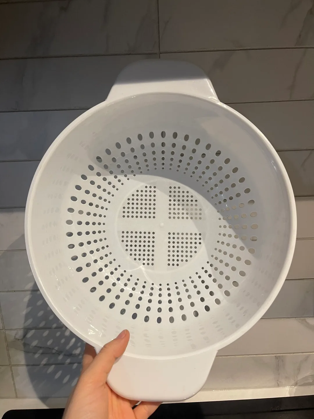 White Plastic Colander with Handles image indicator(2)