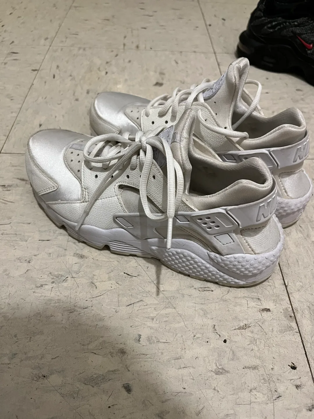 White Nike Huaraches Size 9 men’s image indicator(3)