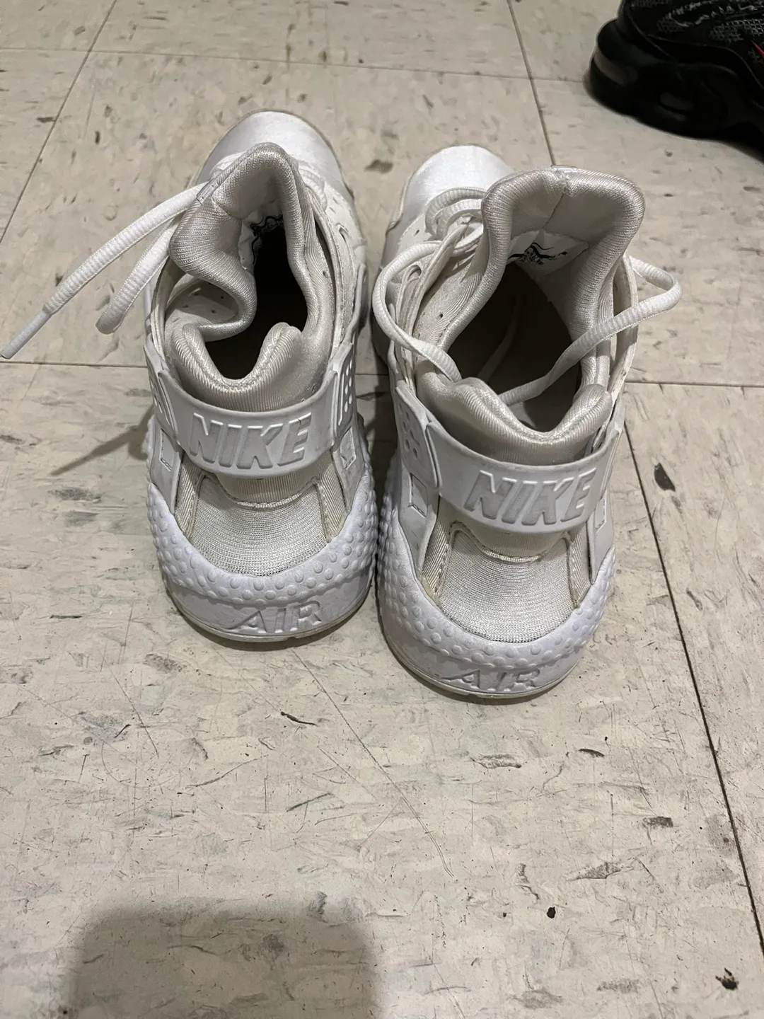 White Nike Huaraches Size 9 men’s image indicator(2)