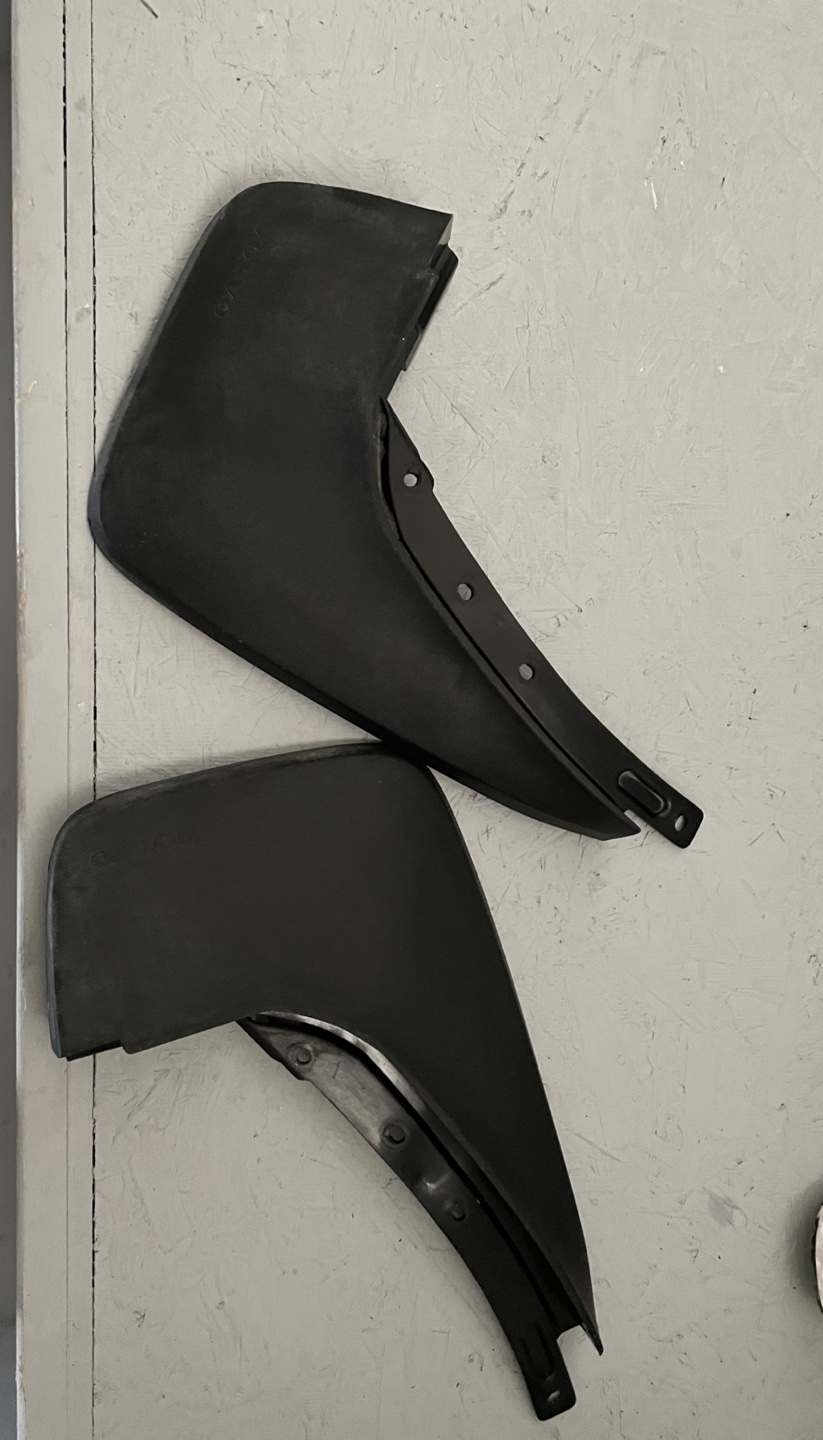 OEM Pair of Black Plastic Mud Flaps Rear for Volvo xc 60
