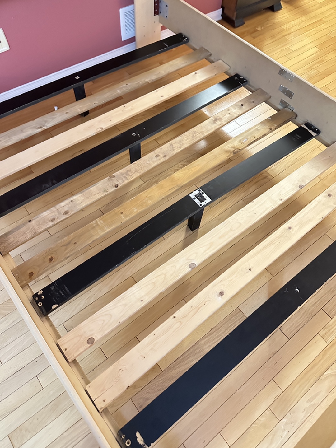 Beautiful Simplistic Queen Size Bed Frame (CAN DELIVER) - photo 4