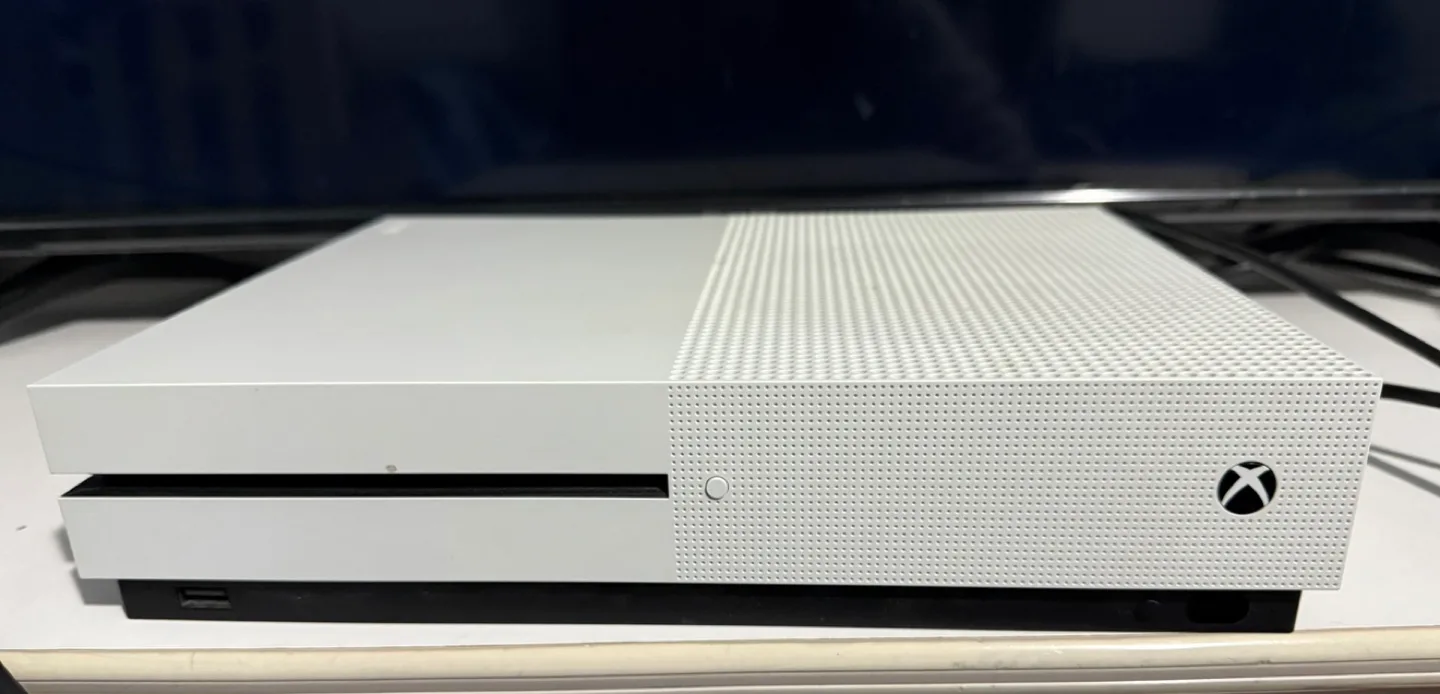 Xbox One S 500GB Console + 8 Games image indicator(2)