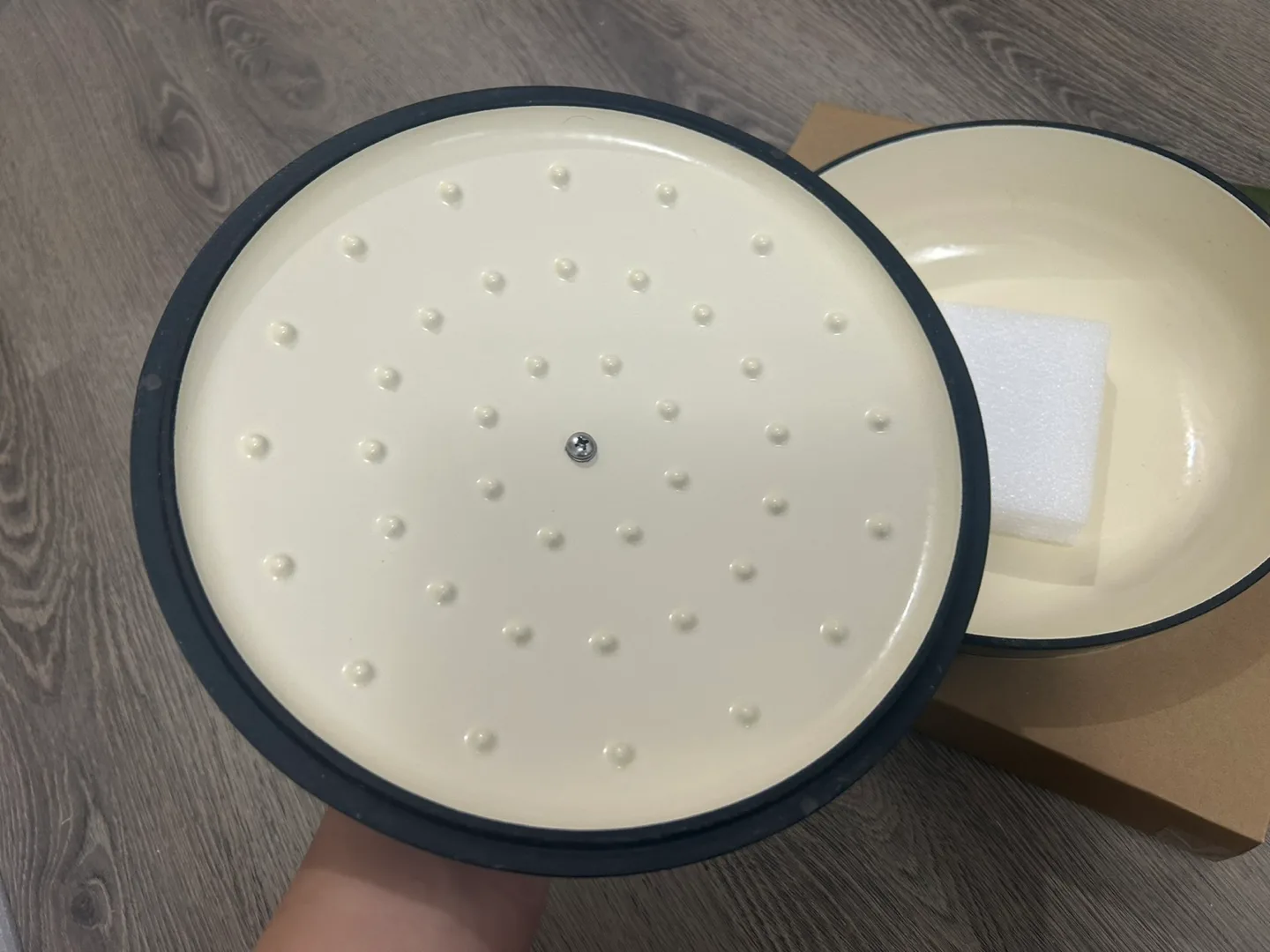 OU. 2.6L Cast Iron Enameled Dutch Oven - Olive Green image indicator(4)