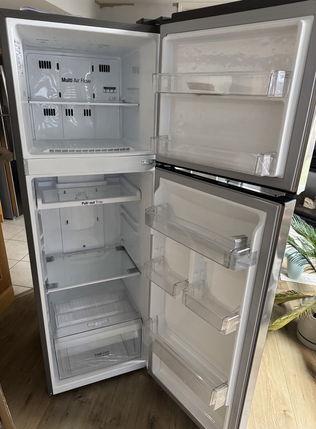 LG 22 in. 9 cu. ft. Counter Depth Top Freezer Refrigerator - photo 2