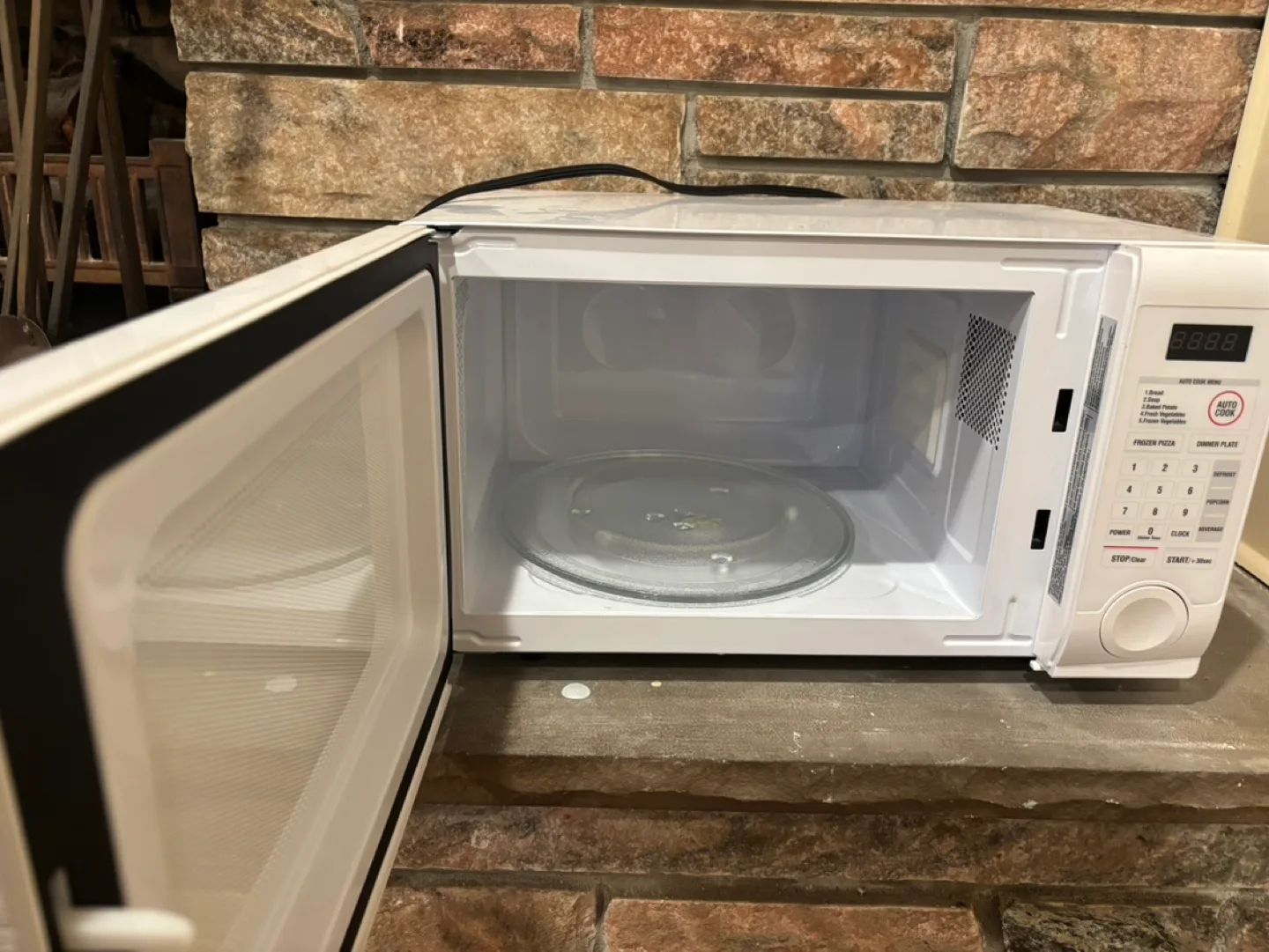 Magic Chef White Microwave image indicator(2)