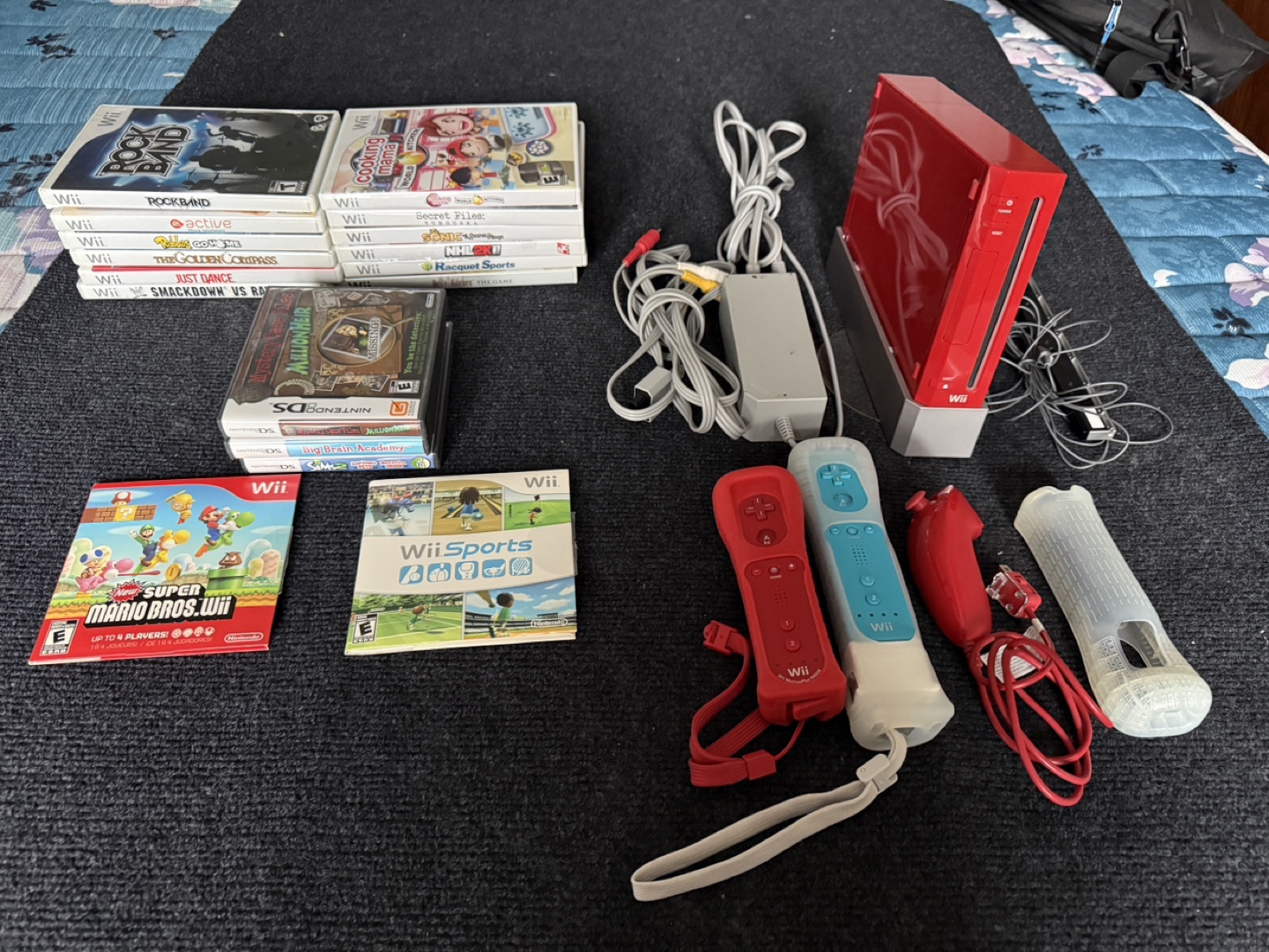 2006 Red Wii Console Bundle with Games and Accessories - photo 4