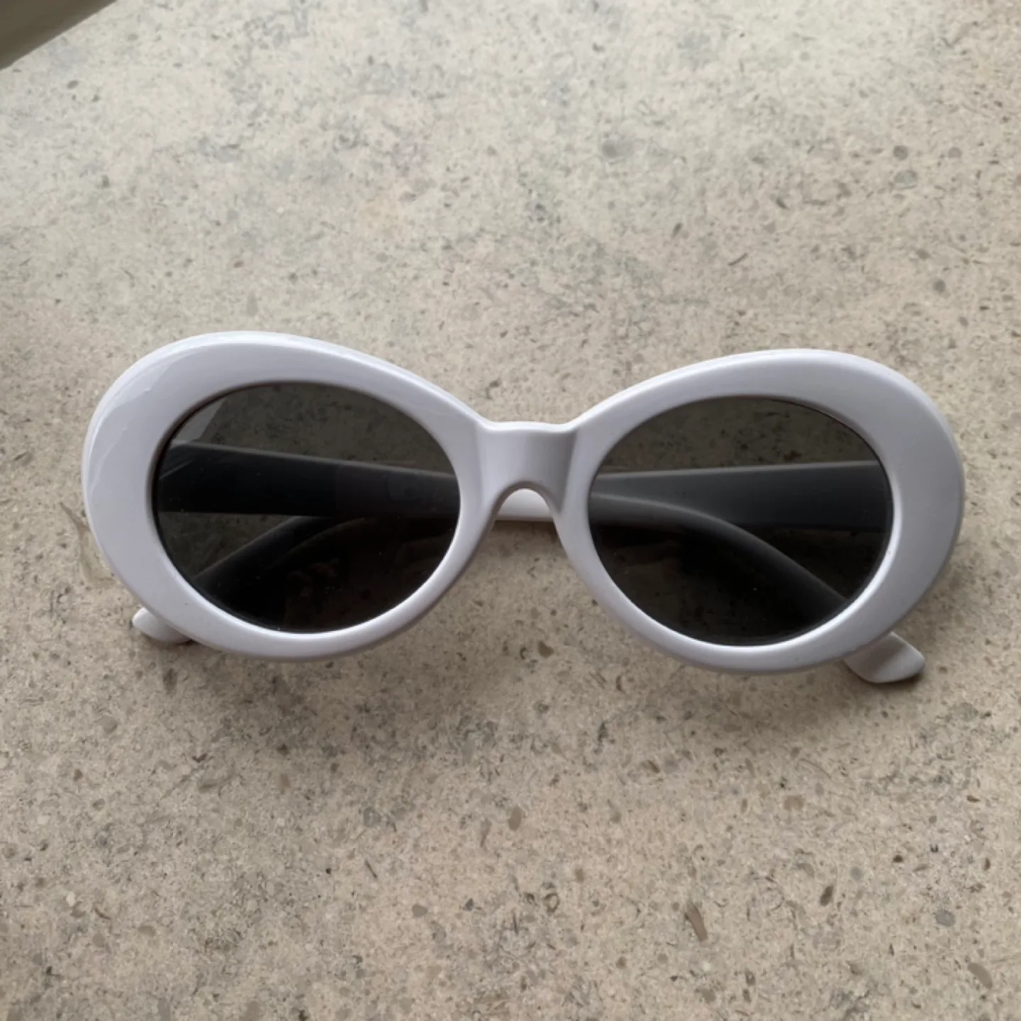 Oval Sunglasses - White image indicator(2)