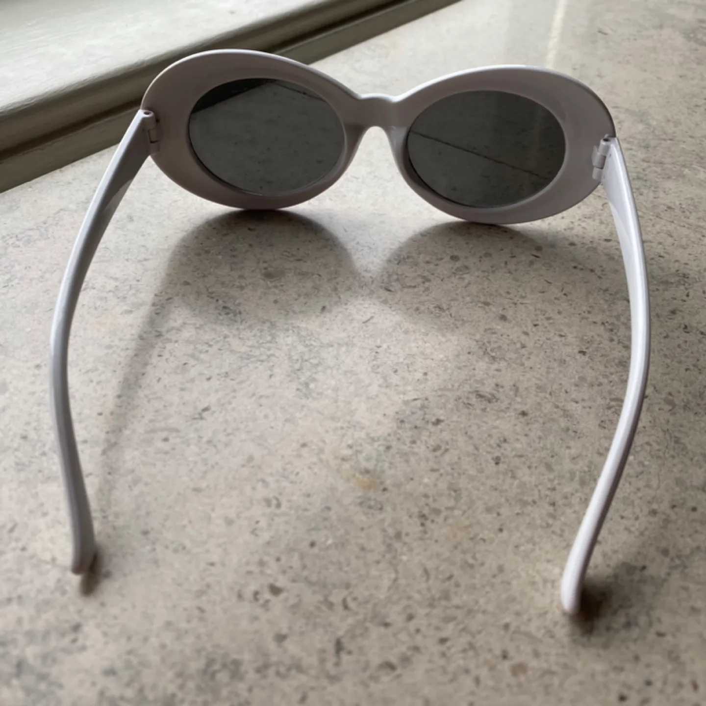 Oval Sunglasses - White image indicator(5)