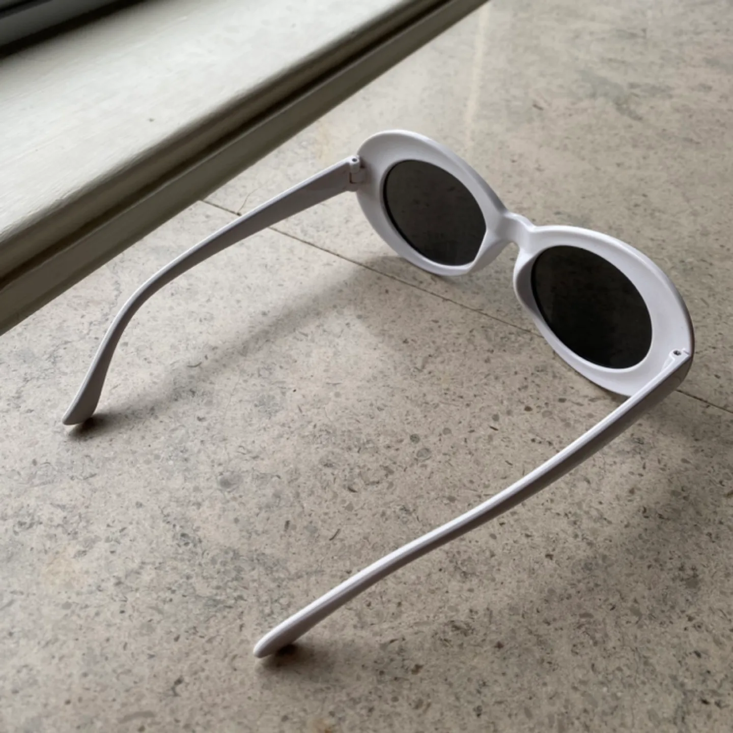 Oval Sunglasses - White image indicator(3)