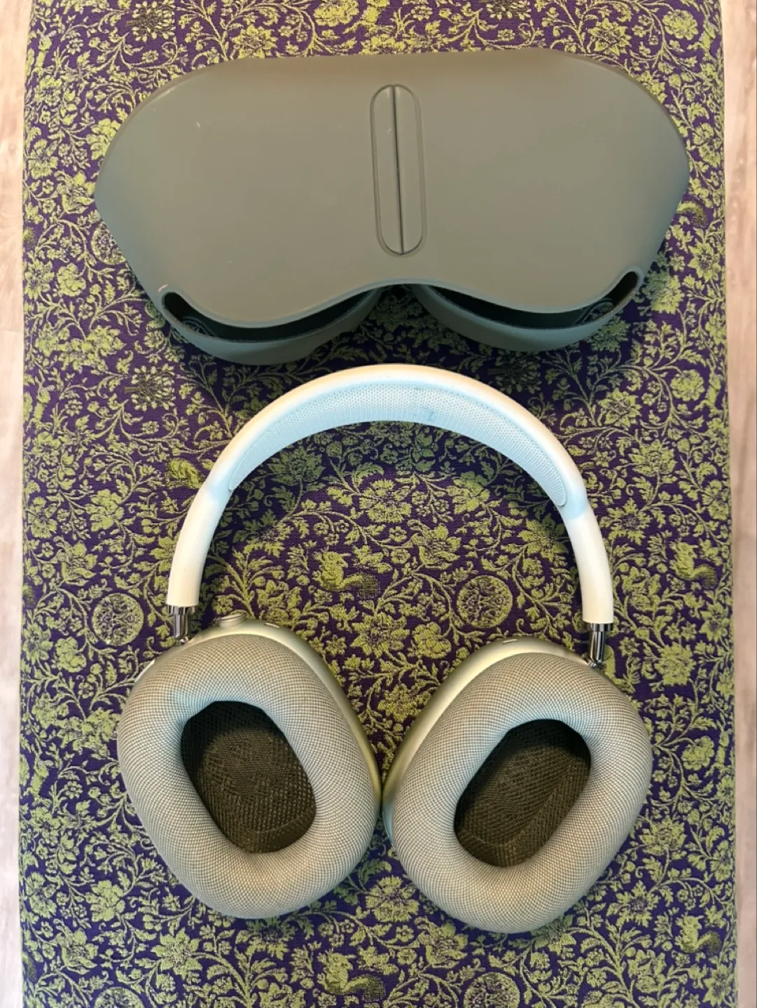 Apple AirPods Max Headphones with Smart Case - Green image indicator(2)