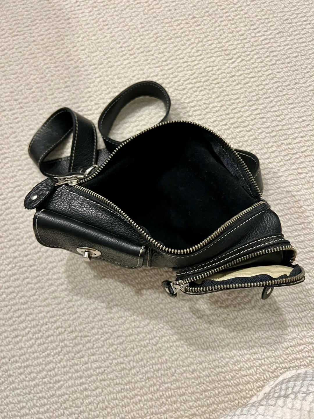 Roots Canada Leather Crossbody Bag image indicator(3)