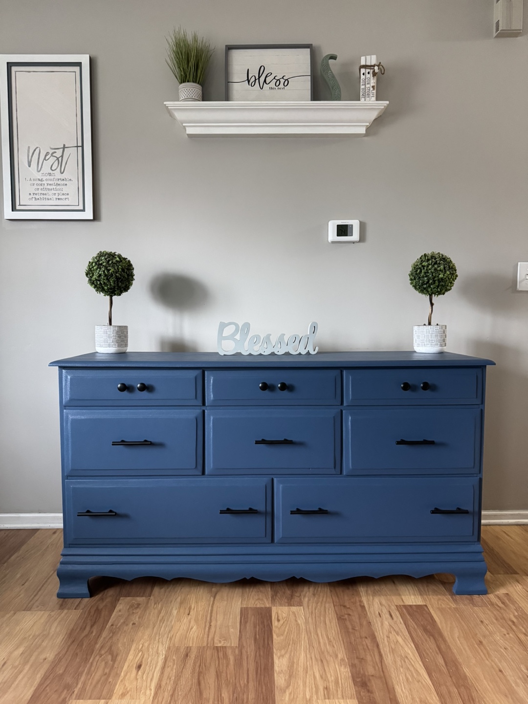 ✨Beautiful solid wood dresser✨